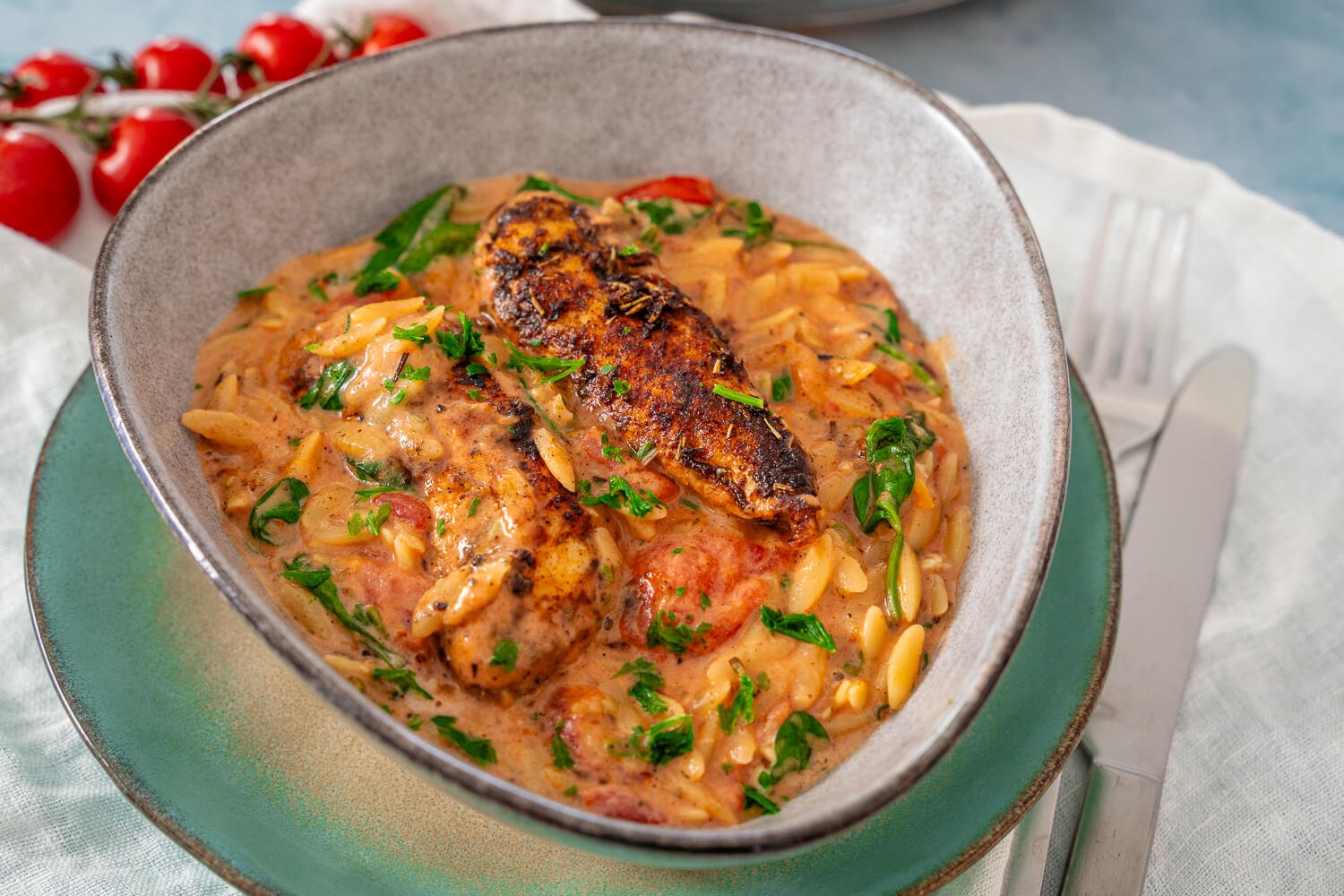 Mega cremige Orzo-Pfanne mit Tomatensoße und Spinat