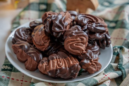 Schokoladen Spritzgebäck – mit Konfitüre oder Schokocreme gefüllt