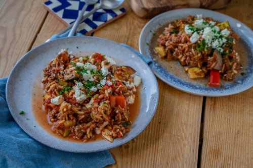 Kritharaki-Hackfleisch-Pfanne mit Gemüse und Feta