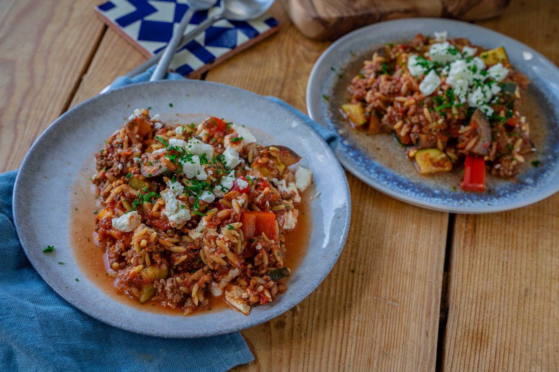 Kritharaki-Hackfleisch-Pfanne mit Gemüse und Feta