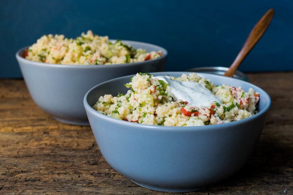 Couscous-Salat mit Kräuterdip – einfach, frisch & lecker