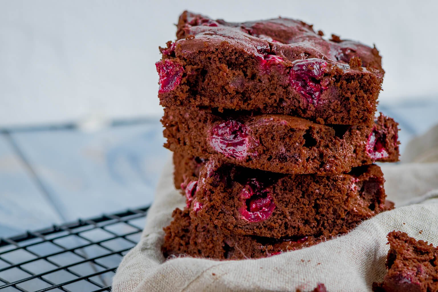 Schoko-Kirschkuchen vom Blech – super saftig & einfach gebacken