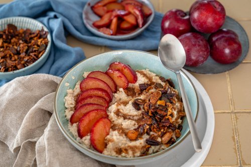 Porridge mit Pflaumen - Köstliche Frühstücksbowl