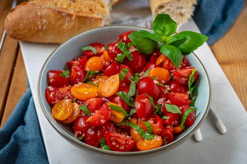 Einfacher Tomatensalat – der perfekte 10 Minuten Salat (vegan)