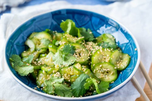 Asiatischer Gurkensalat – einfaches Rezept mit Sesam und Sojasoße