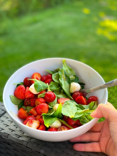 Erdbeersalat mit Feldsalat und Balsamico Dressing