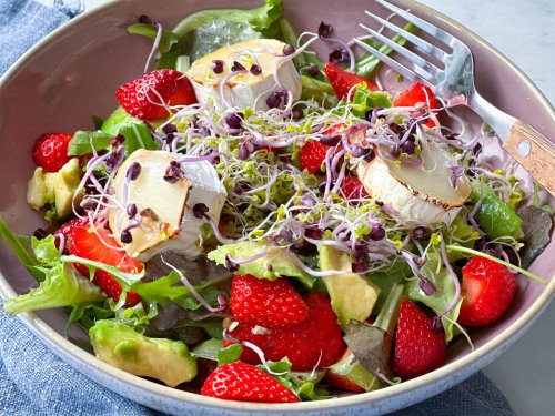 Schnelles Salat Rezept mit gebackenem Ziegenkäse & Erdbeeren