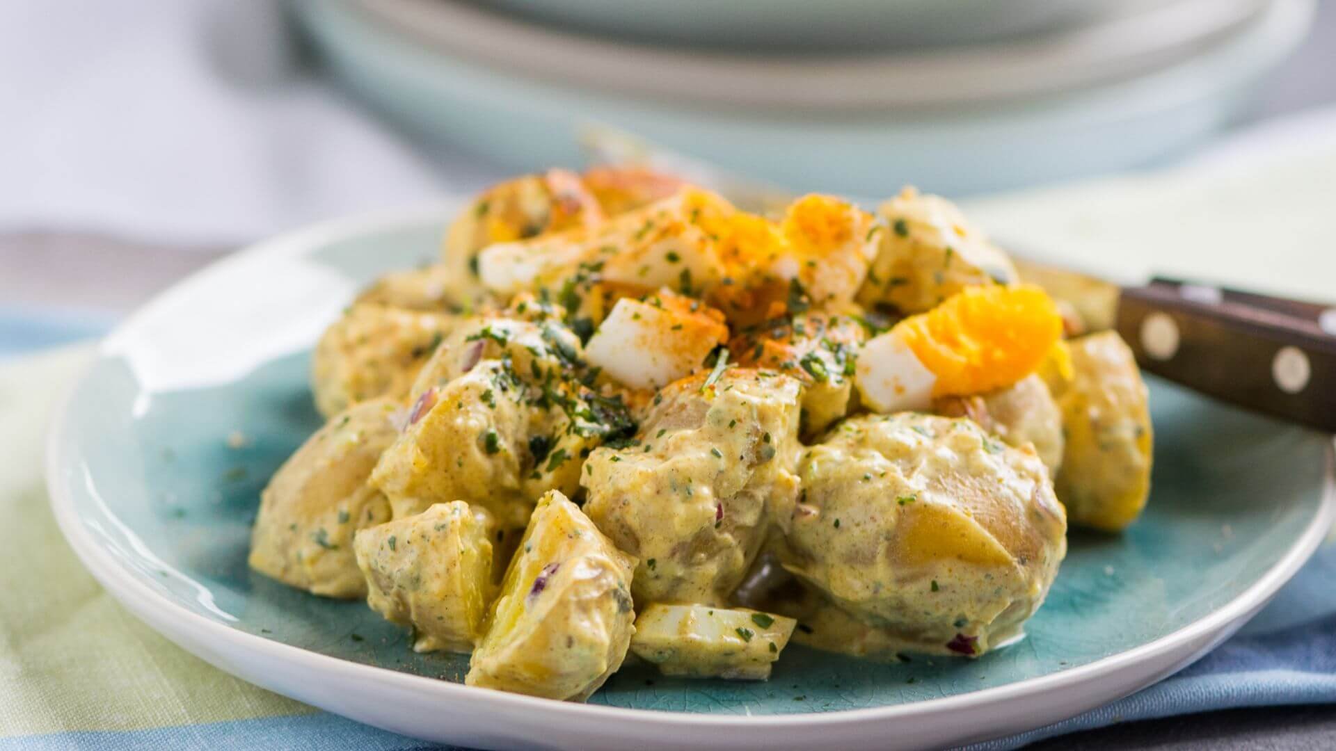 Dieser cremige Curry Kartoffelsalat ist absolut perfekt für das Grillbuffet