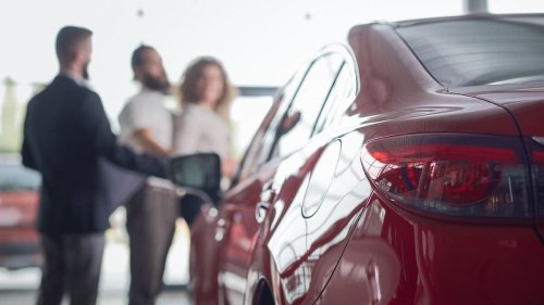 ¿Comprar coche o tener casa? Los españoles no llegan a todo