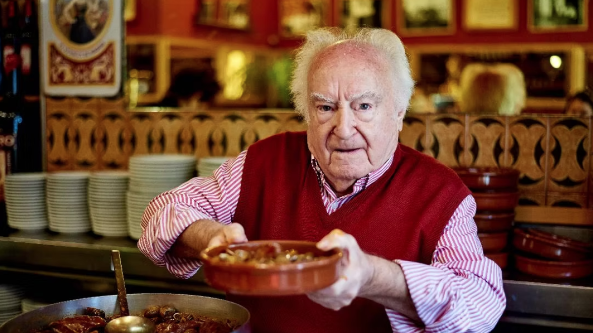 Amadeo, el tabernero más longevo de España, famoso por su guiso de caracoles con más de 80 años de tradición