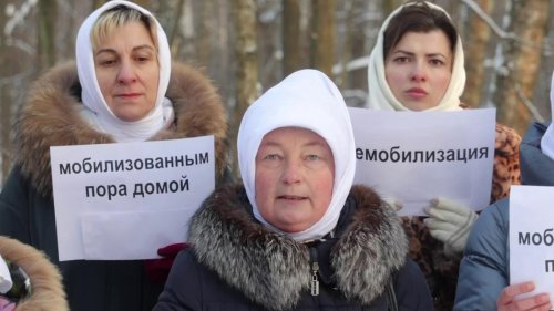 Las mujeres que exigen a Putin que sus hijos y maridos vuelvan de Ucrania: “Estamos hartas de ser niñas buenas"
