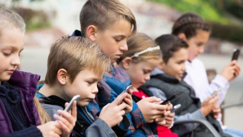 Las 10 formas de controlar a niños con móviles que ha compartido un profesor y arrasan en redes