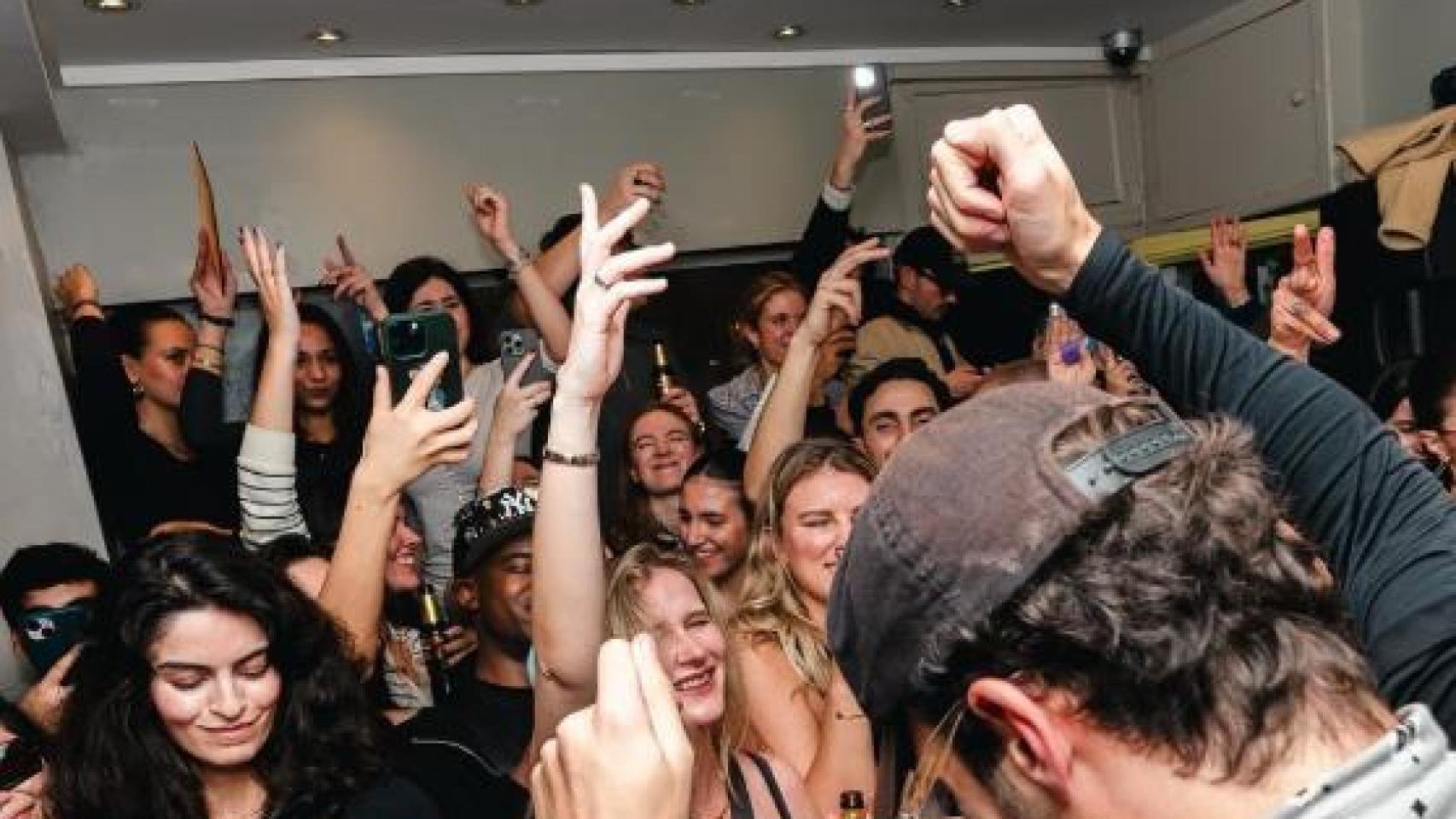 Adiós al tardeo en Barcelona: las ‘coffee raves’ conquistan la capital con música electrónica y café