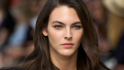 Pariserinnen tragen weite Hosen im Sommer 2025 nur noch auf diese Art
