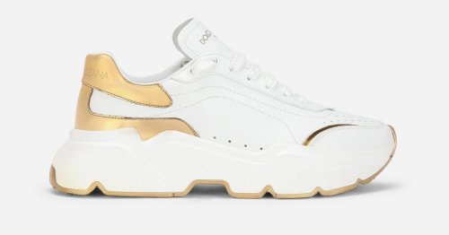 Schuh-Trend 2022: Weiße Sneaker werden durch goldene Details jetzt so elegant wie nie!