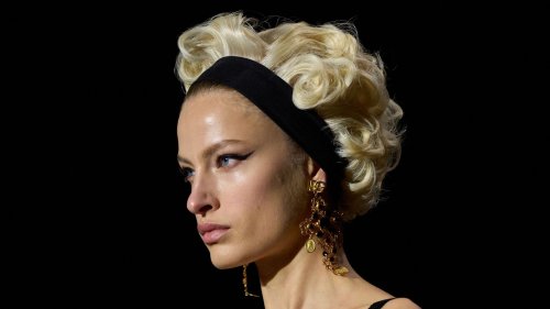 Bad Hair Day? Stirnbänder retten stilvoll die Frisur (und kommen auch zu perfektem Haar zum Einsatz)