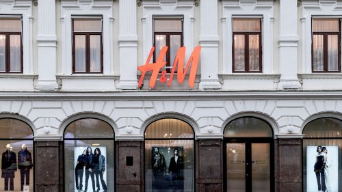 Es steht fest! Das Schwarz-Weiß-Kleid von H&M ist der eleganteste Sommer-Trend 2025
