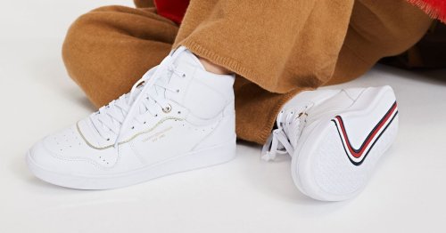 Strahlender Modetrend: Weiße Sneaker kommen im Herbst erst richtig zur Geltung