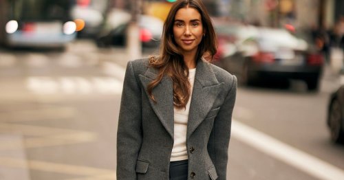 Schwarze Stoffhosen sind out: Frauen mit Stil tragen 2025 diese Farb-Alternative