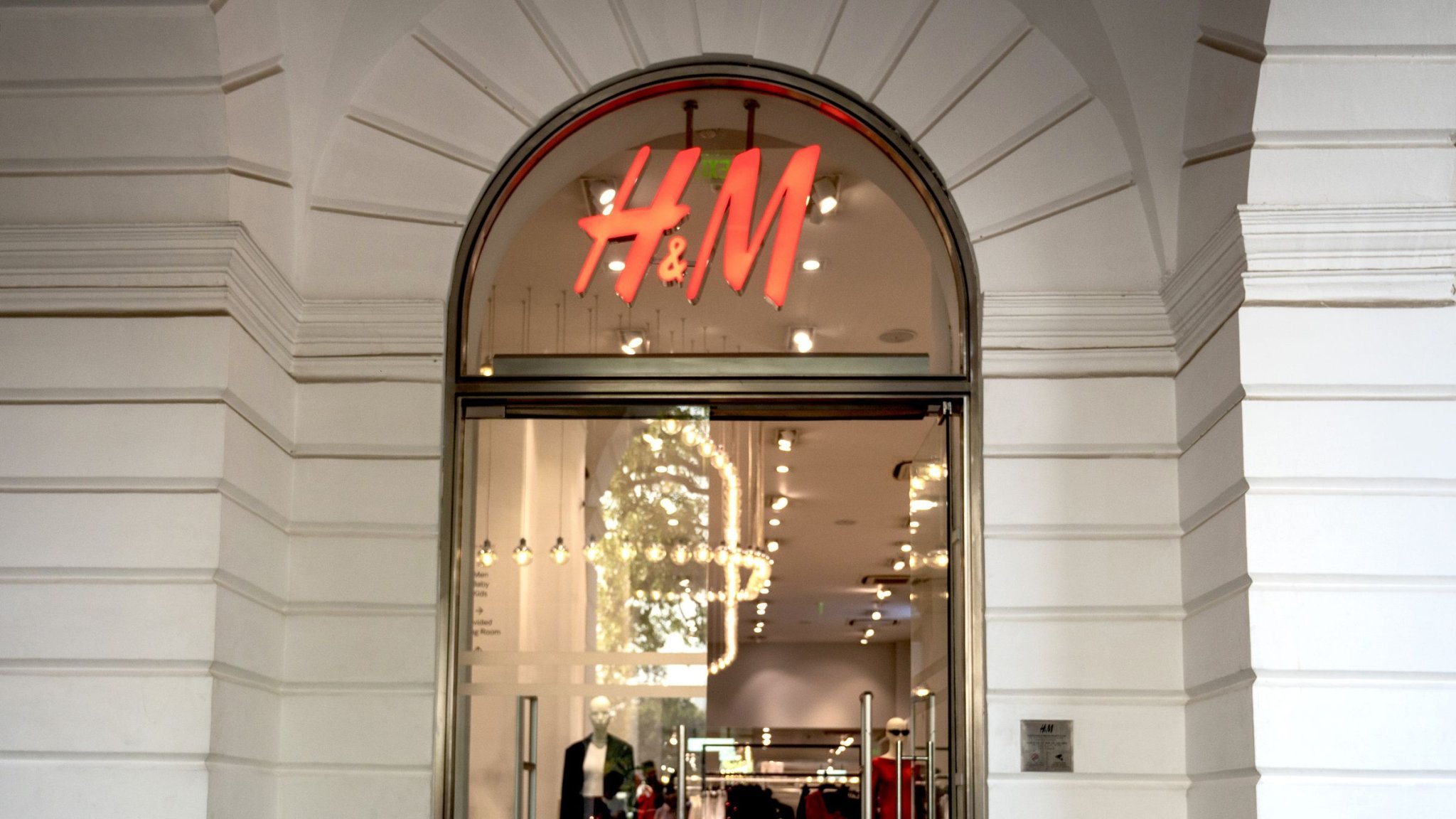 Büro oder Alltag? Völlig egal! Dieses 26-Euro-Kleid von H&M geht jeden Tag