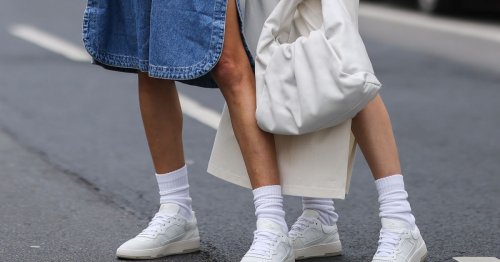Mode-Trend 2022: Kleider und DIESE Sneaker ergeben im Frühling die perfekte Kombi