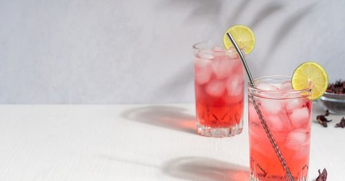 Rezept: Darum ist Hibis­kus-Eistee der Drink des Sommers 2022!