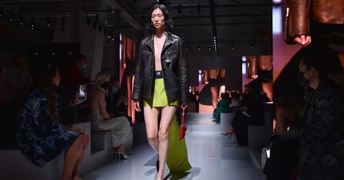 Mode-Trend 2022: Der Minirock mit Schleppe von Prada ist das It-Piece im Frühling – auch bei den Stars