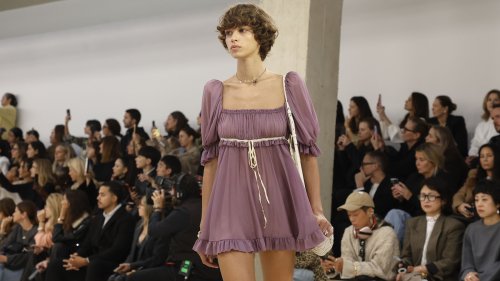 Babydoll-Kleider sind als Modetrend 2025 luftig, leicht und absolut verführerisch