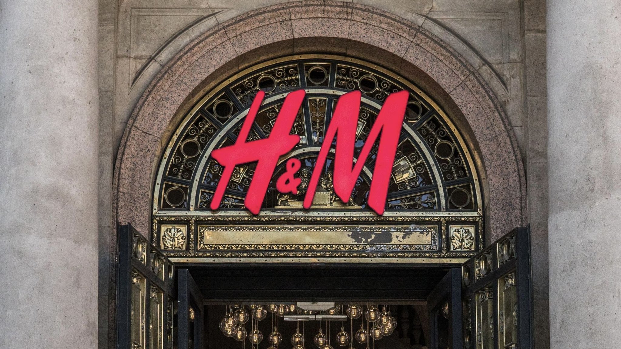 Wie Urlaub in Südfrankreich: Dieses neue Kleid von H&M lieben 2025 einfach alle!