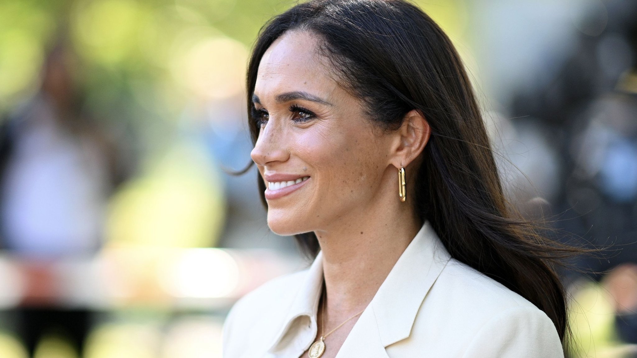 Die „Duchess“-Jeans: Warum sie im Frühling 2025 der eleganteste Hosen-Trend ist