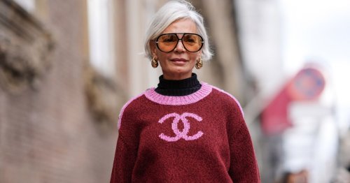 Diese Pullover + Hose-Kombi steht ü50-Frauen besonders gut