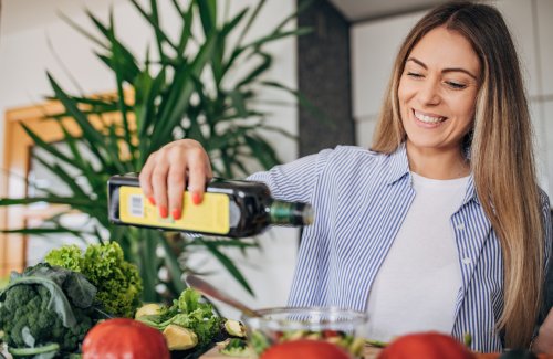 Elle boit de l'huile d'olive chaque matin pendant 2 semaines, voici ce qu'il se passe