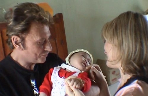 EXCLU. Johnny Hallyday : sa rencontre touchante avec sa fille Jade, à l’orphelinat, dévoilée dans un documentaire intime