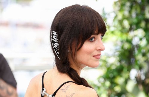 Scarlett Johansson, Angelina Jolie… Les stars affichent librement leurs tatouages à Cannes