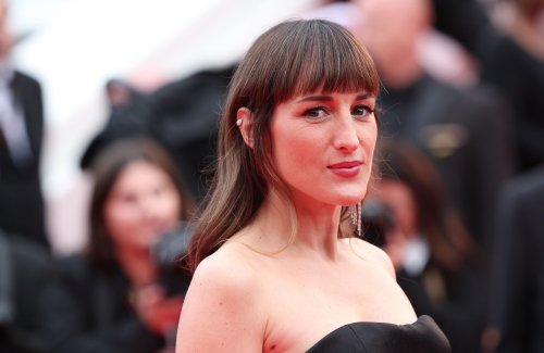 Juliette Armanet sublime en robe bustier Celine sur le tapis rouge de Cannes