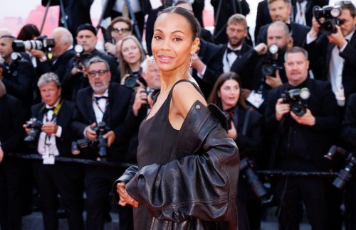 Cannes 2025 : en robe de cocktail et bomber, Zoe Saldaña fait une audacieuse montée des marches