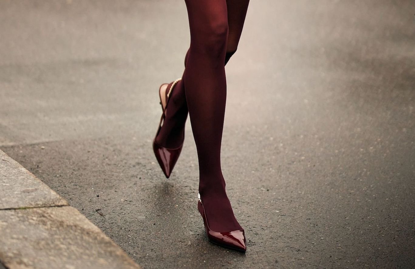 Assortir ses collants à ses chaussures, la tendance aperçue sur toutes les modeuses aux abords des défilés
