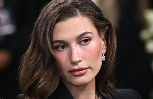 Le secret d’Hailey Bieber pour une peau parfaitement hydratée ? Cette crème pour le corps qu’elle a racheté plus de 15 fois