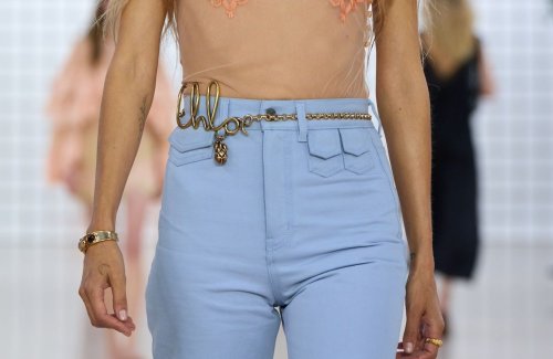 Ce printemps, le jean ne se porte plus sans ces accessoires