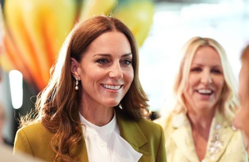 À Londres, Kate Middleton fait une apparition remarquée à une exposition de mode