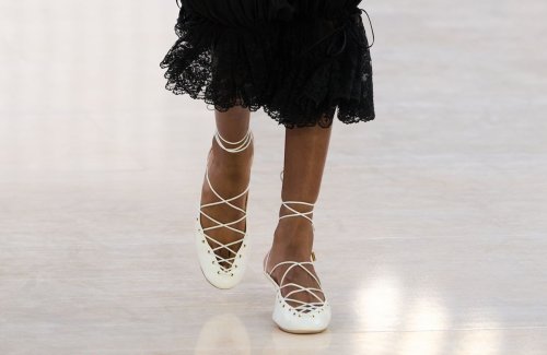 Ballerines, mules, talons : toutes nos chaussures se parent de lacets cette saison
