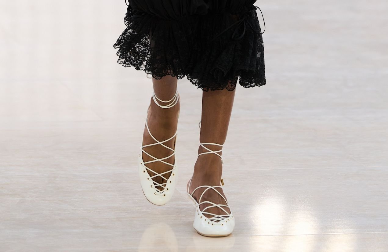 Ballerines, mules, talons : toutes nos chaussures se parent de lacets cette saison