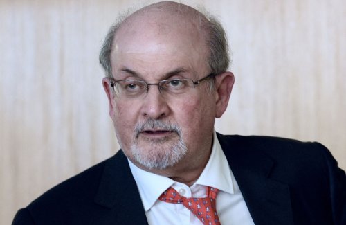 Salman Rushdie : quatre mois après son agression, l’auteur dévoile un extrait de son nouveau roman
