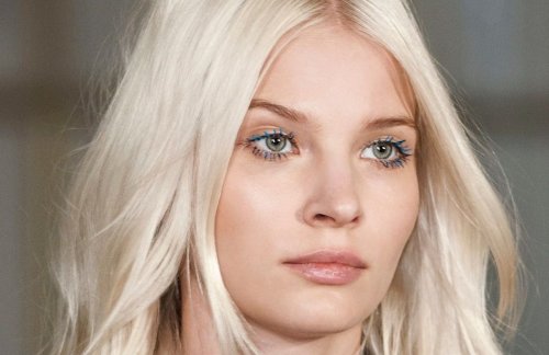 Cette couleur de mascara sera partout cet été (et ce n’est pas le noir)