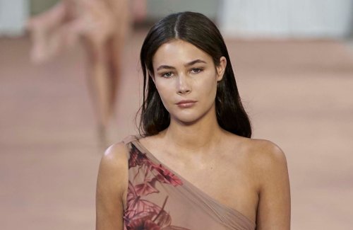 La fille de ce supermodel iconique des années 90 a défilé sur le podium de la Fashion Week de Milan