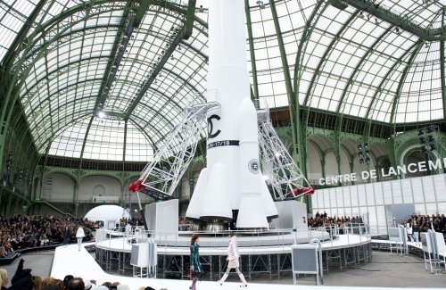 Pourquoi la mode se tourne-t-elle à nouveau vers la conquête spatiale ?
