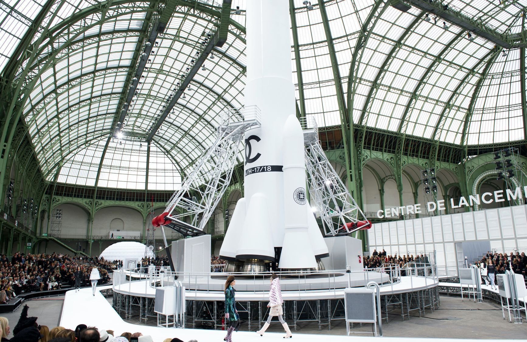 Pourquoi la mode se tourne-t-elle à nouveau vers la conquête spatiale ?