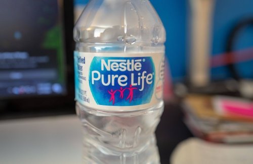 Scandale des eaux minérales : l’État accusé de « dissimulation » pour protéger Nestlé