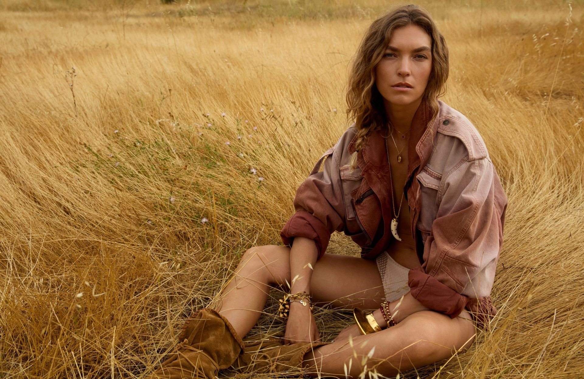 Arizona Muse : « Il ne peut y avoir de luxe là où il y a des ingrédients toxiques et de l’exploitation »