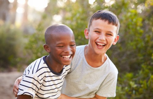 Quand l'amitié très forte entre deux garçons provoque les moqueries… Comment parler de « bromance » à nos enfants ?
